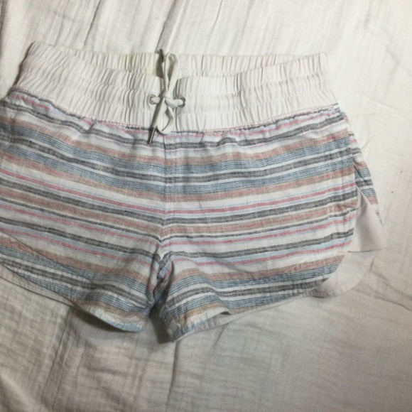 2 for 1 price. Linen Athleta shorts and Gap T-shirt - Picture 2 of 10